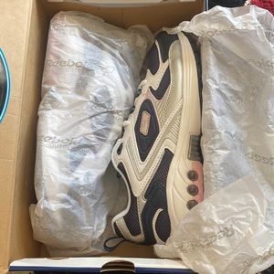 Rebook athletic shoes. Unisex